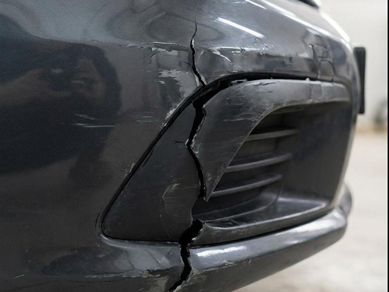 Cracked bumper before repair